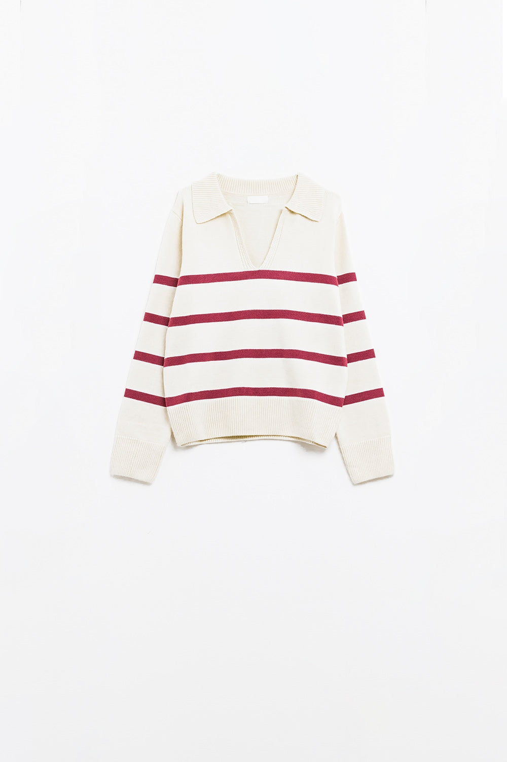 jersey blanco con rayas rojo oscuro y amplio cuello de pico Q2