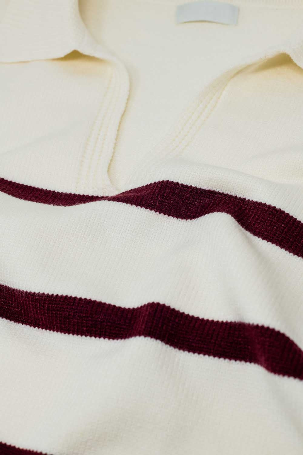 jersey blanco con rayas rojo oscuro y amplio cuello de pico Q2