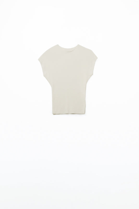 Q2 Jersey blanco de canalé con cuello alto y mangas casquillo