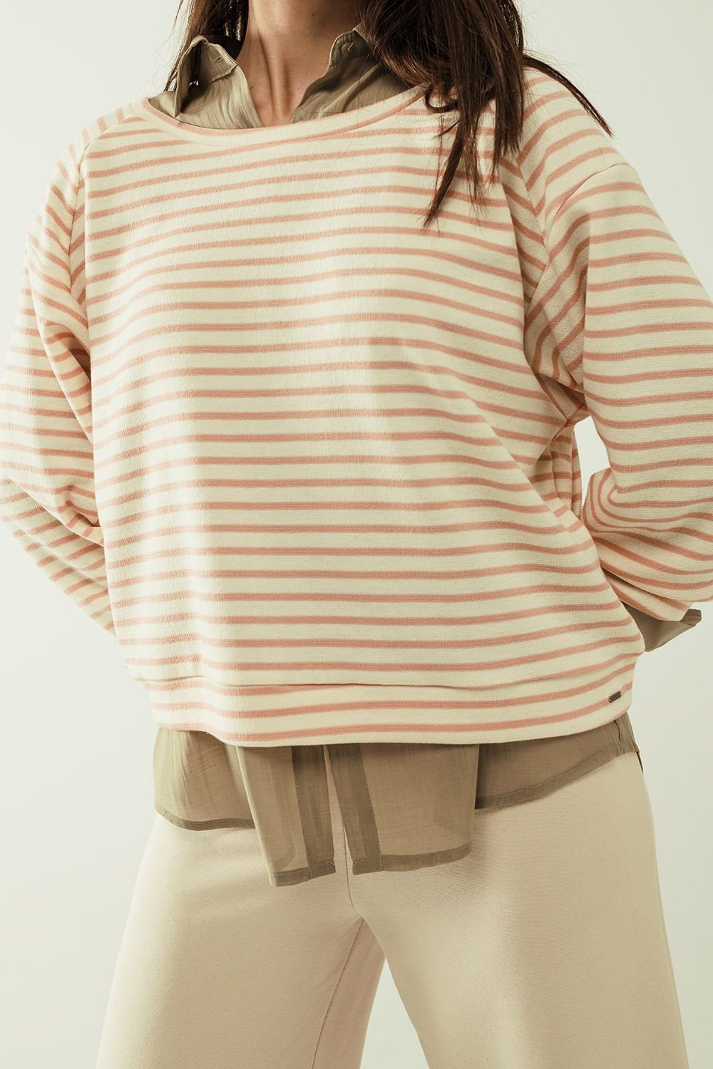 Jersey blanco de manga larga con rayas rosas y cuello barco Q2