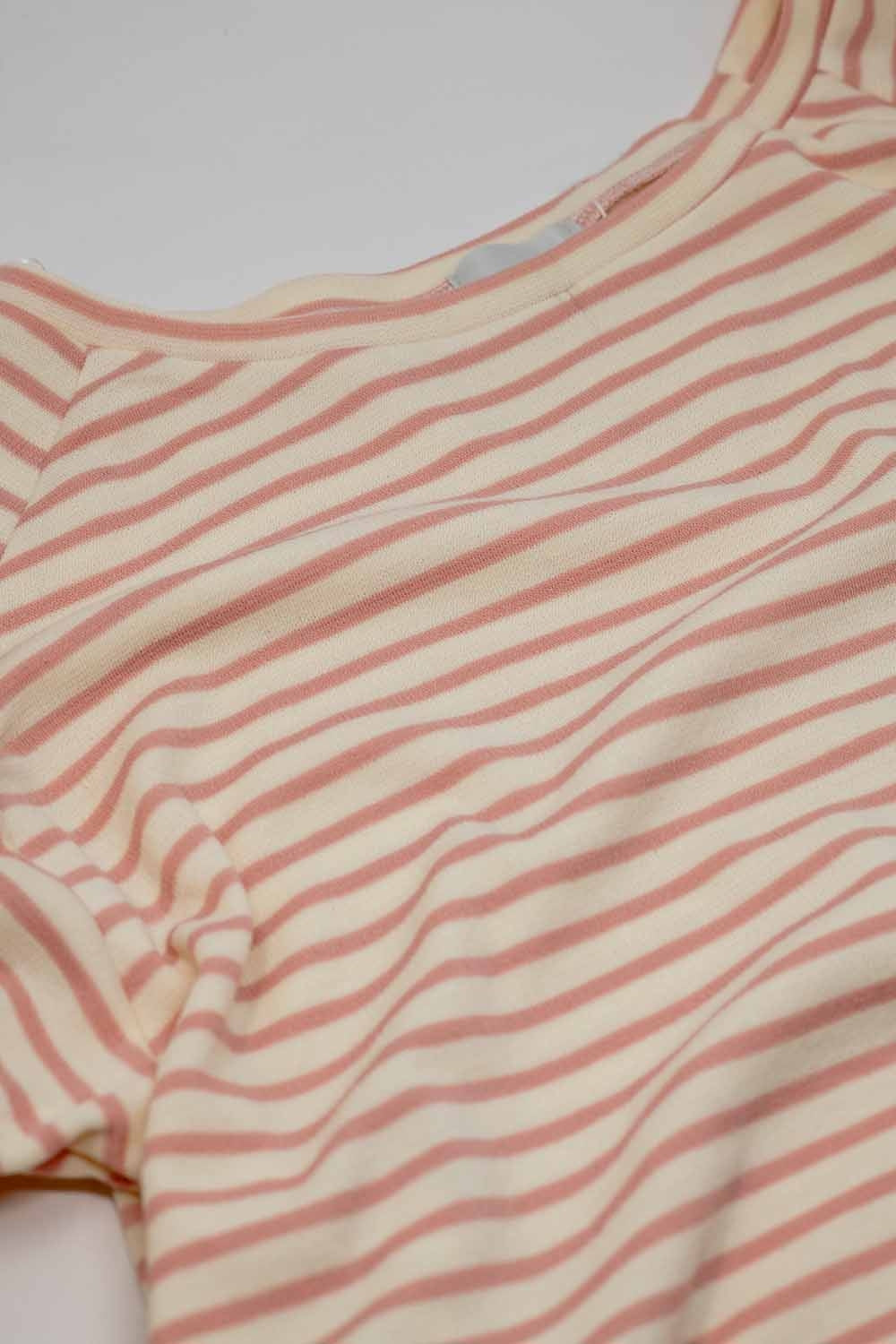Jersey blanco de manga larga con rayas rosas y cuello barco Q2