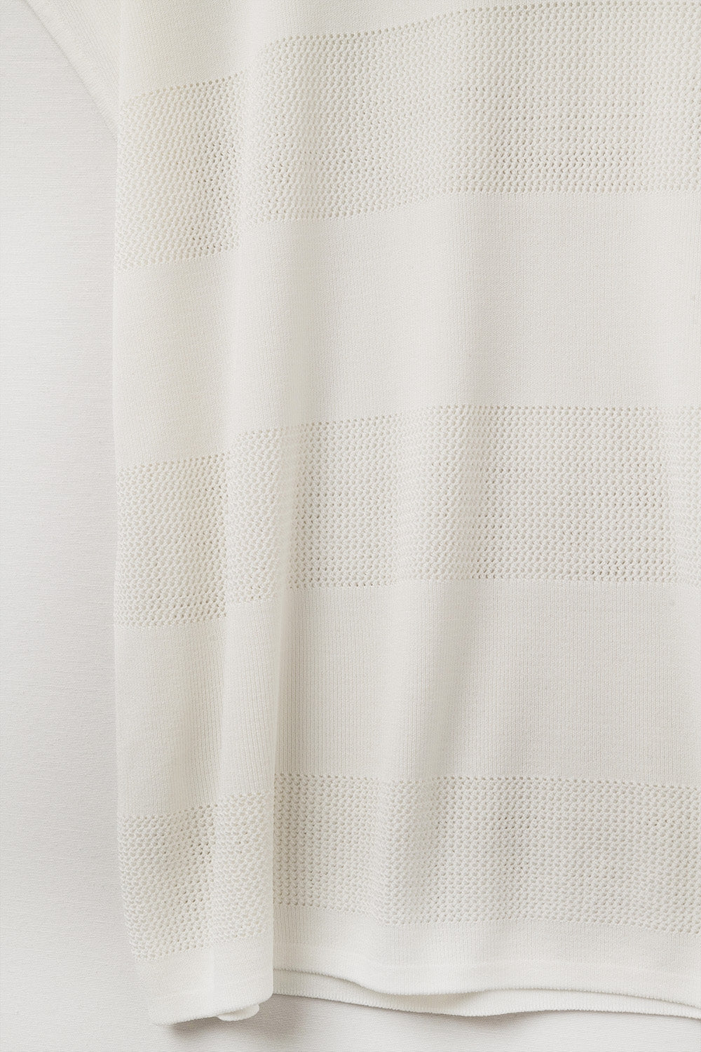 Jersey blanco de punto con cuello en V y detalle de punto abierto Q2