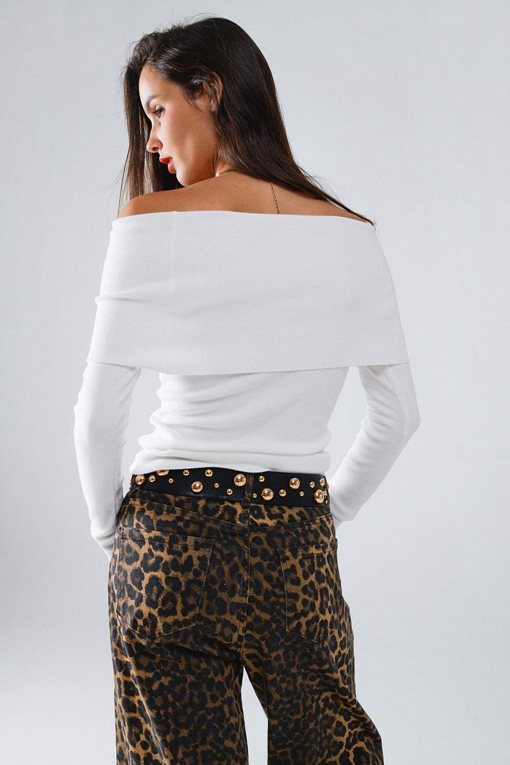 Jersey blanco de punto fino con amplio cuello barco Q2