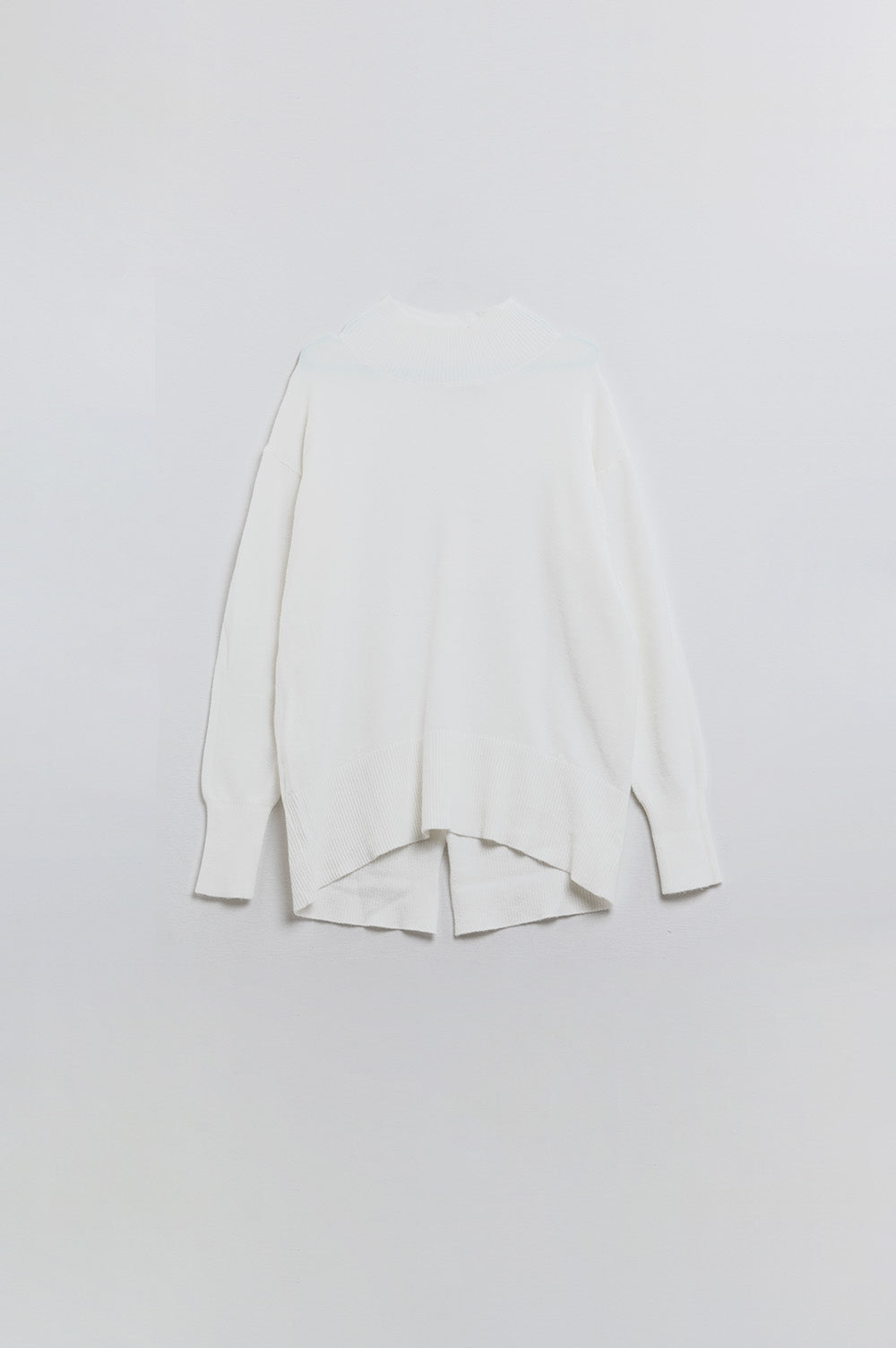 Q2 Jersey blanco holgado con detalle de espalda abierta