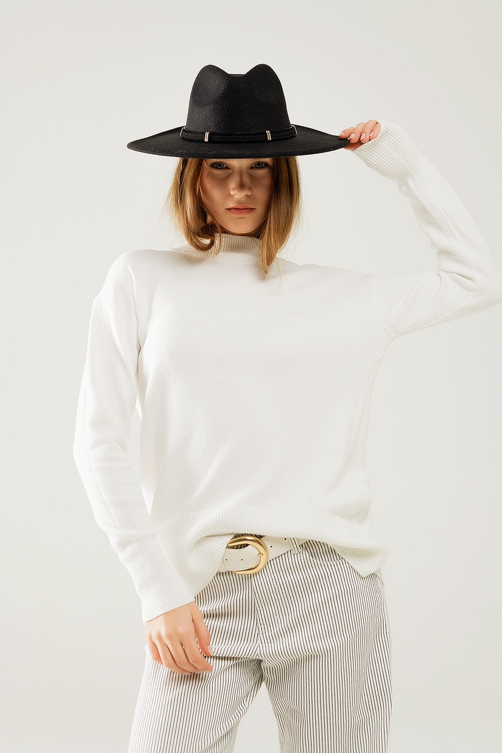 Jersey blanco holgado con detalle de espalda abierta Q2