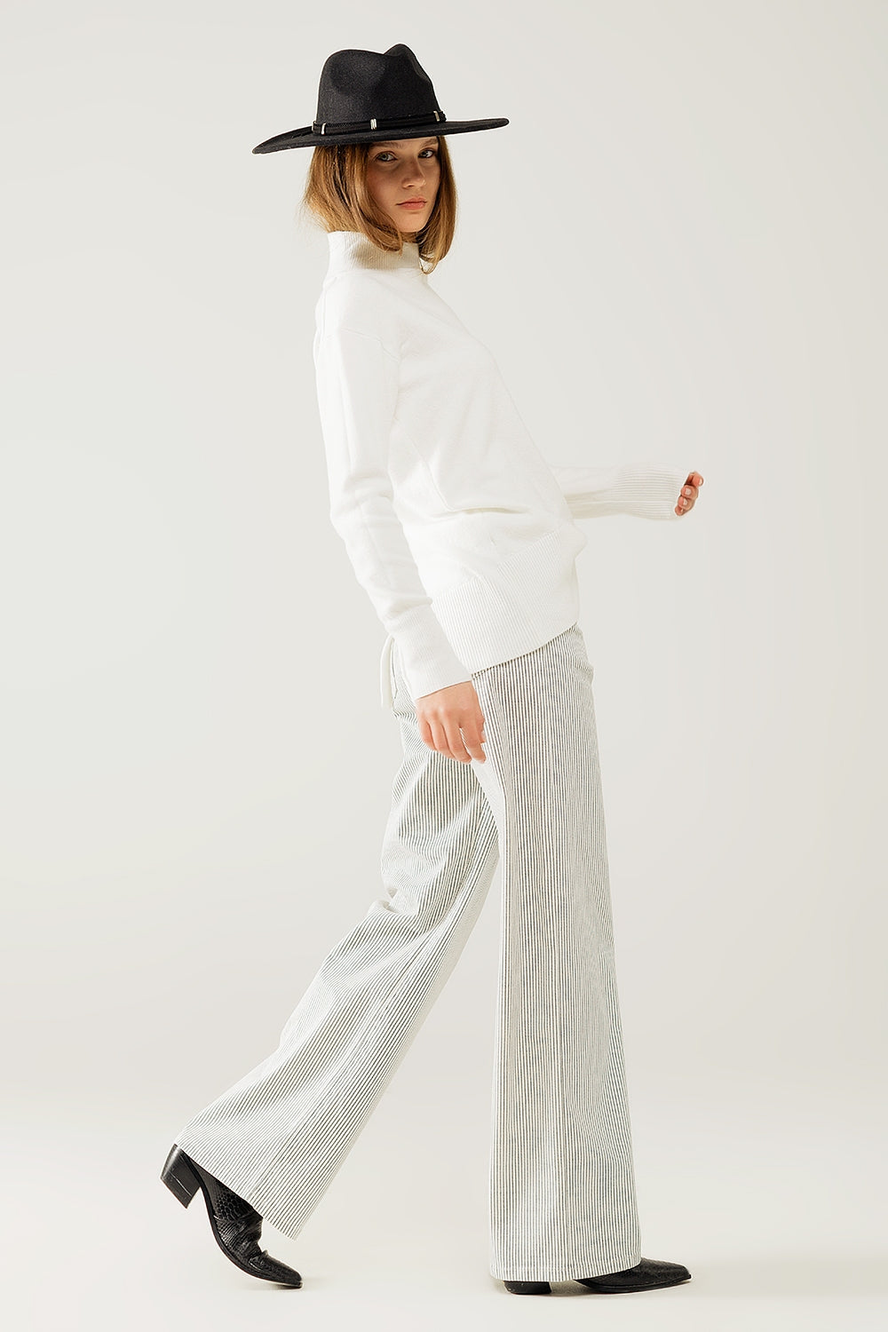 Jersey blanco holgado con detalle de espalda abierta Q2