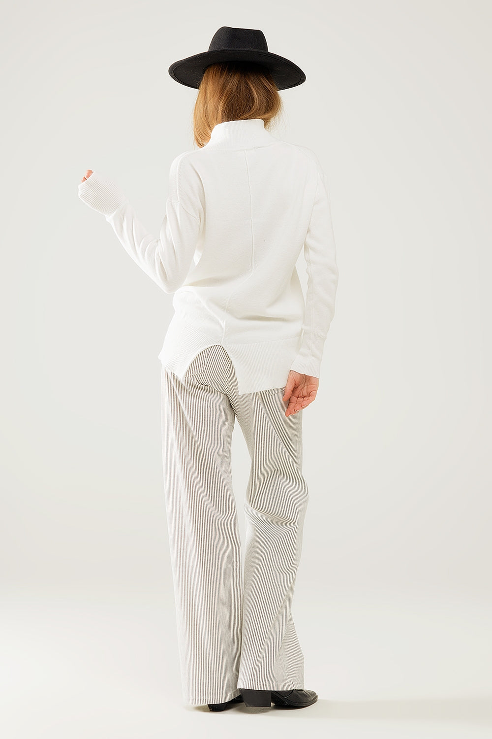 Jersey blanco holgado con detalle de espalda abierta Q2