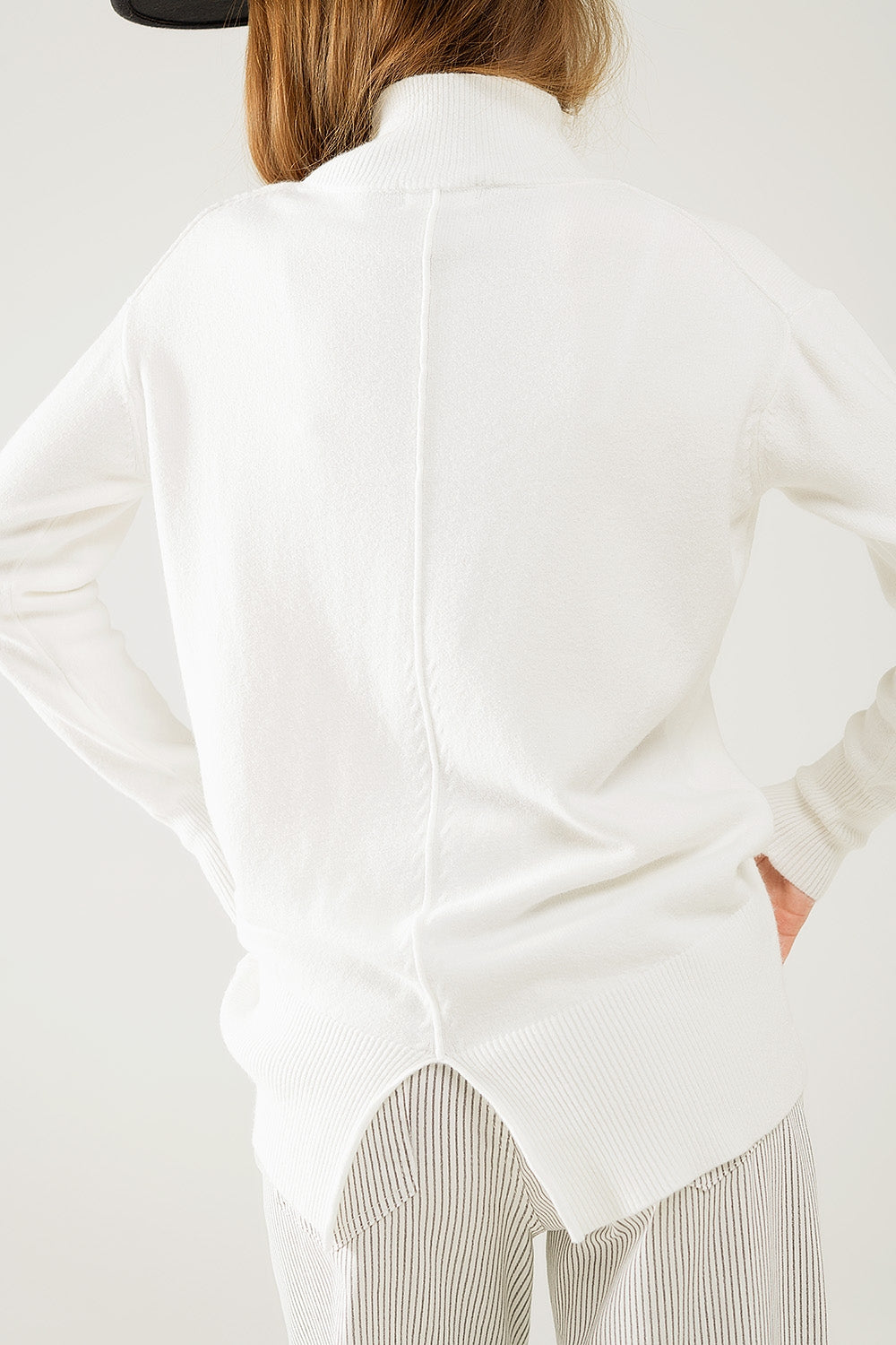 Jersey blanco holgado con detalle de espalda abierta Q2