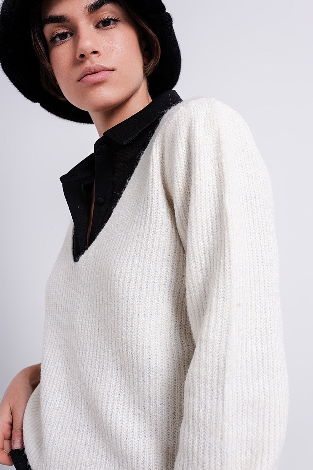 Jersey blanco hueso con cuello pico de canalé Q2