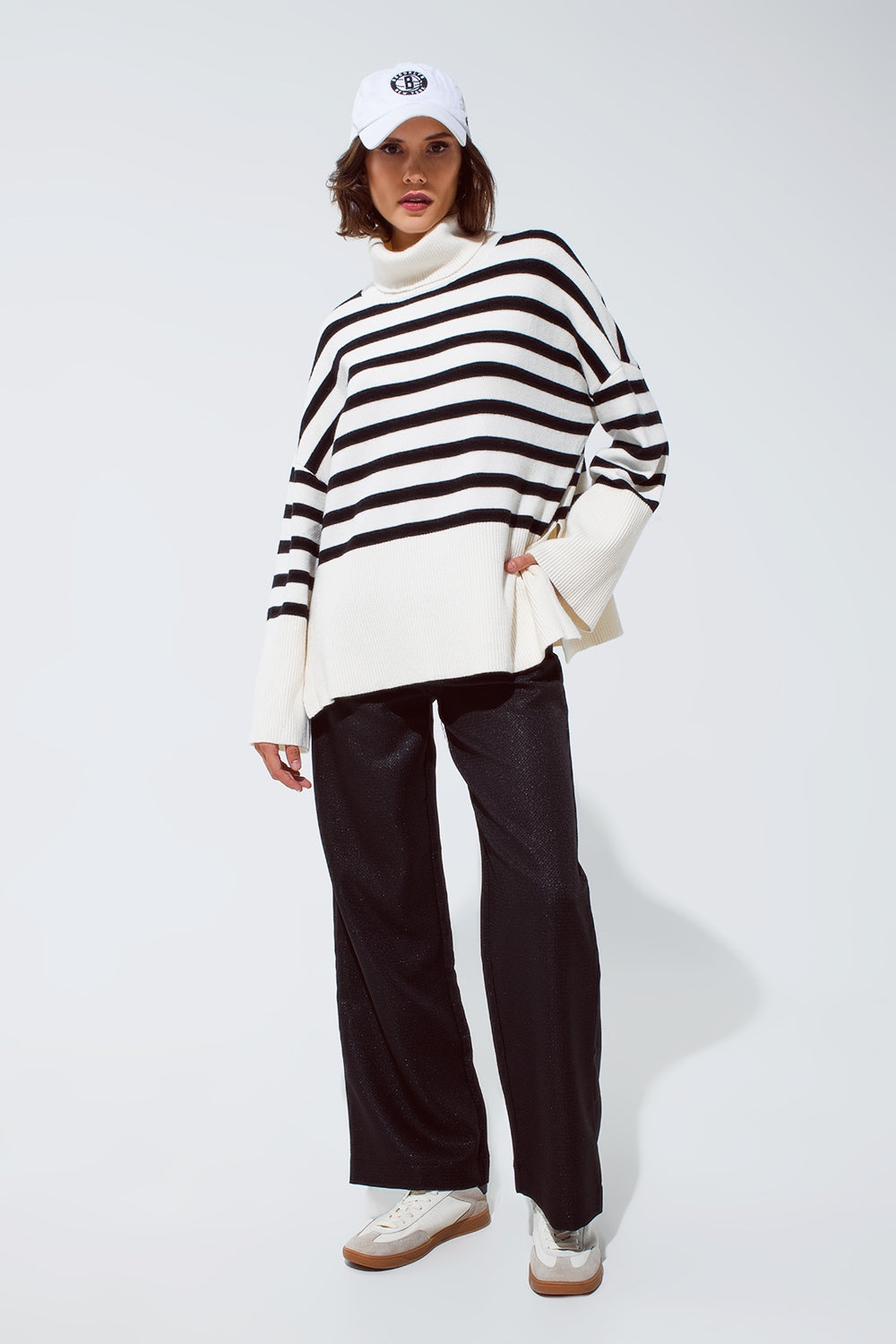 Jersey blanco oversize de cuello alto con rayas negras y aberturas laterales Q2