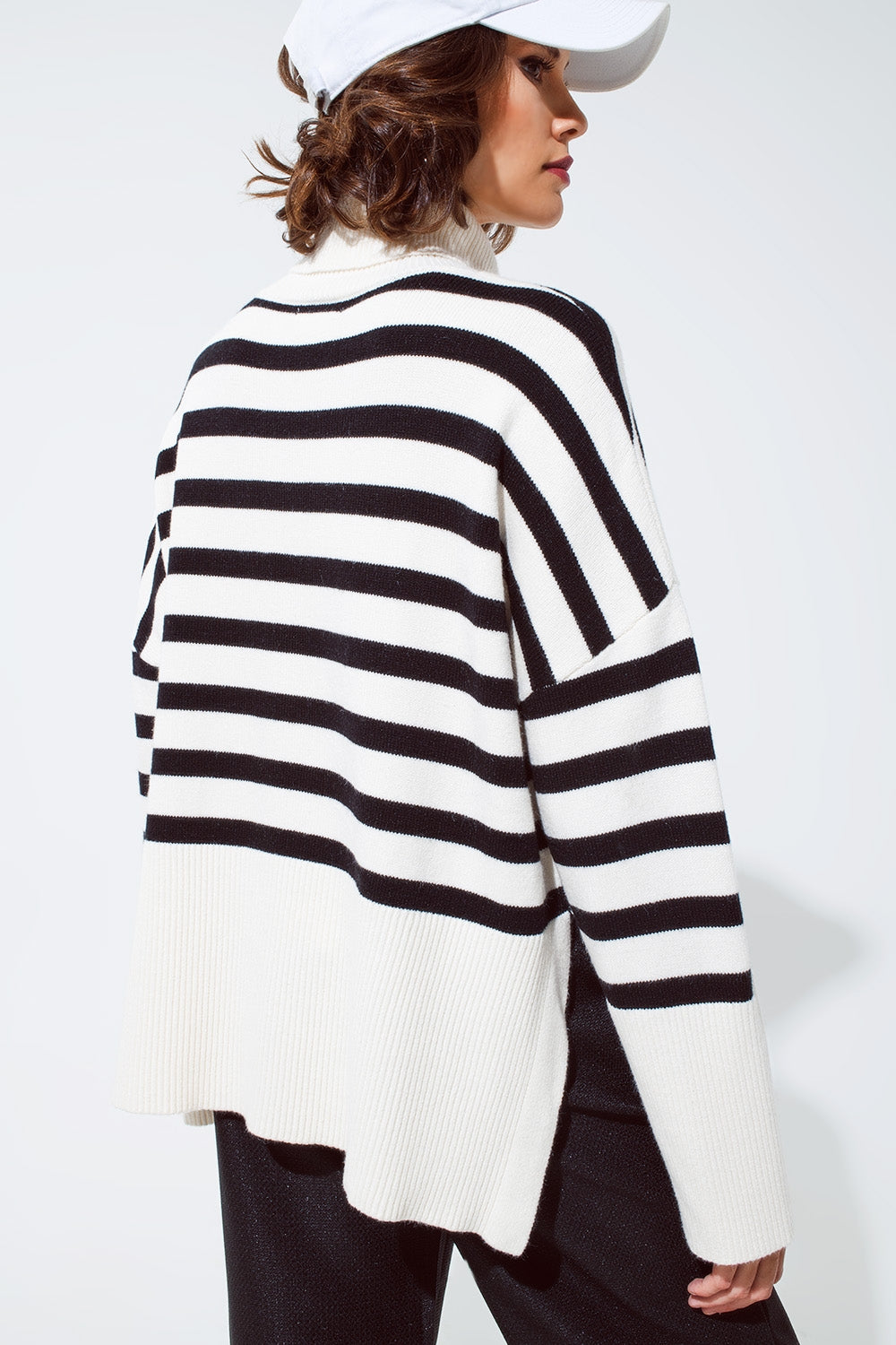 Jersey blanco oversize de cuello alto con rayas negras y aberturas laterales Q2