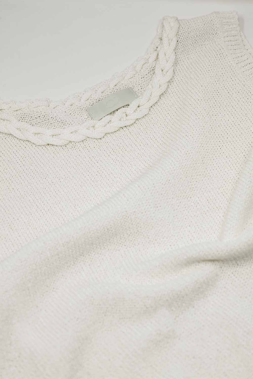 Jersey blanco sin mangas con cuello redondo y detalle de trenza en el escote Q2