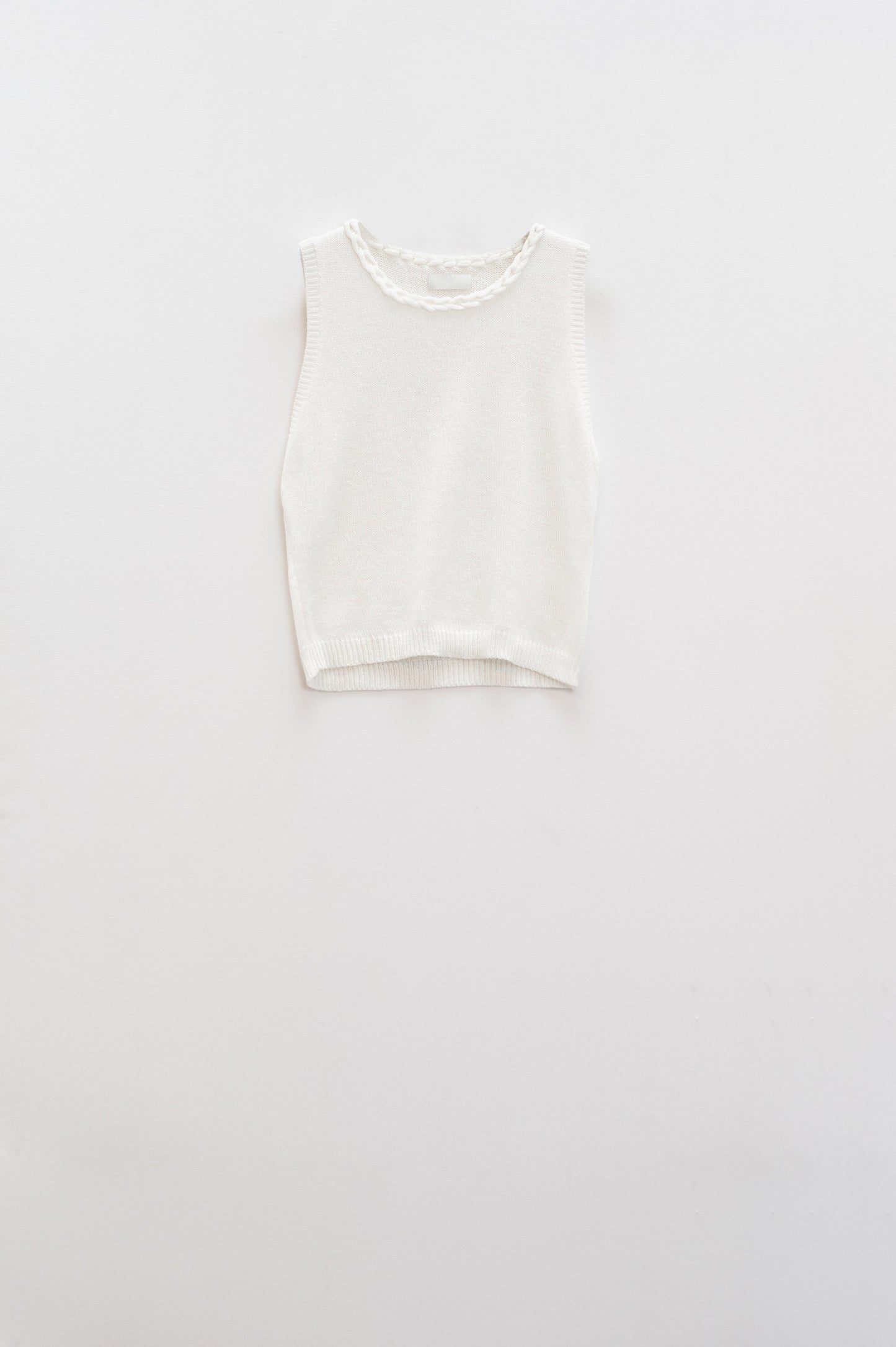 Jersey blanco sin mangas con cuello redondo y detalle de trenza en el escote Q2