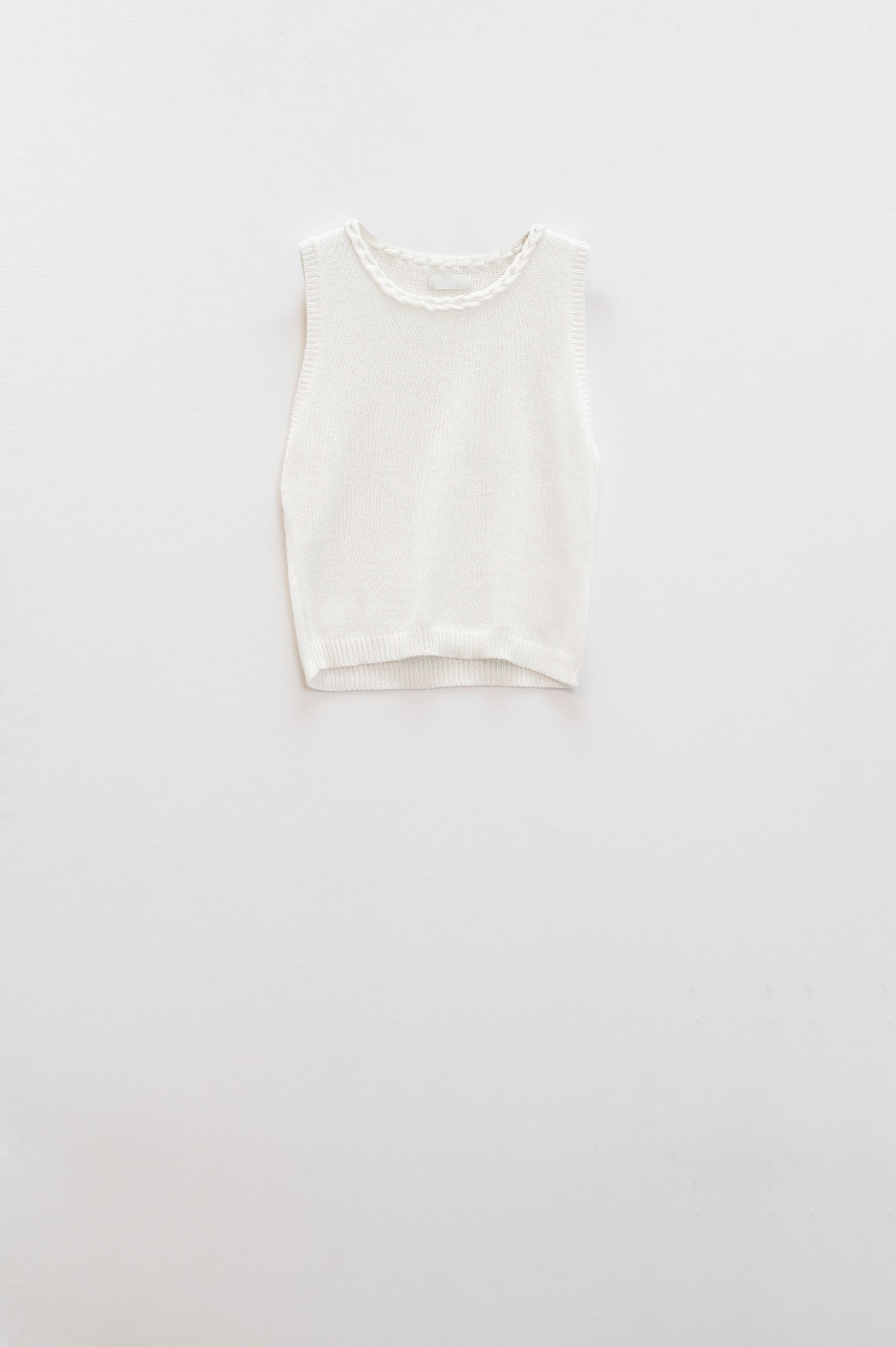 Jersey blanco sin mangas con cuello redondo y detalle de trenza en el escote Q2