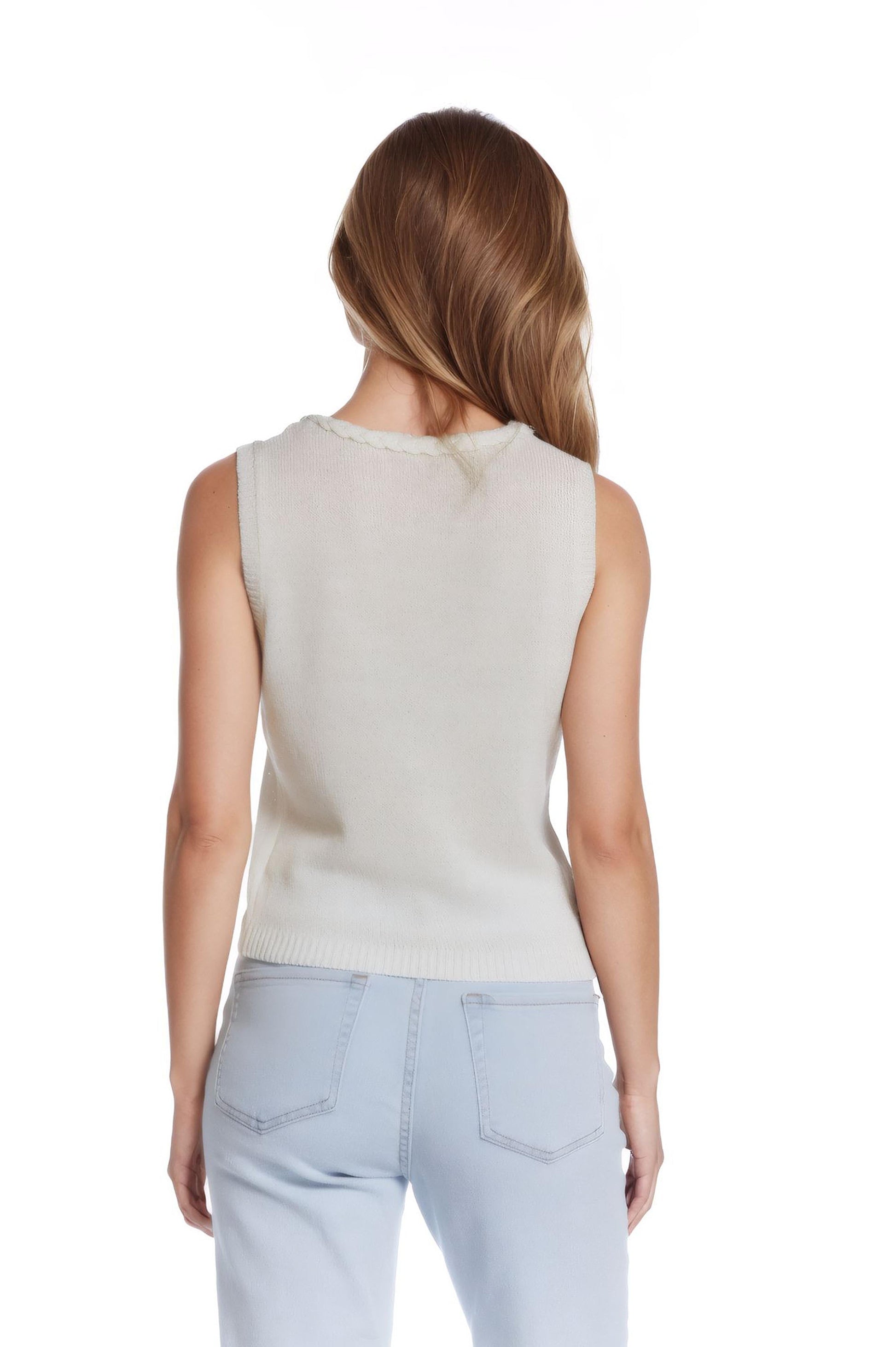 Jersey blanco sin mangas con cuello redondo y detalle de trenza en el escote Q2