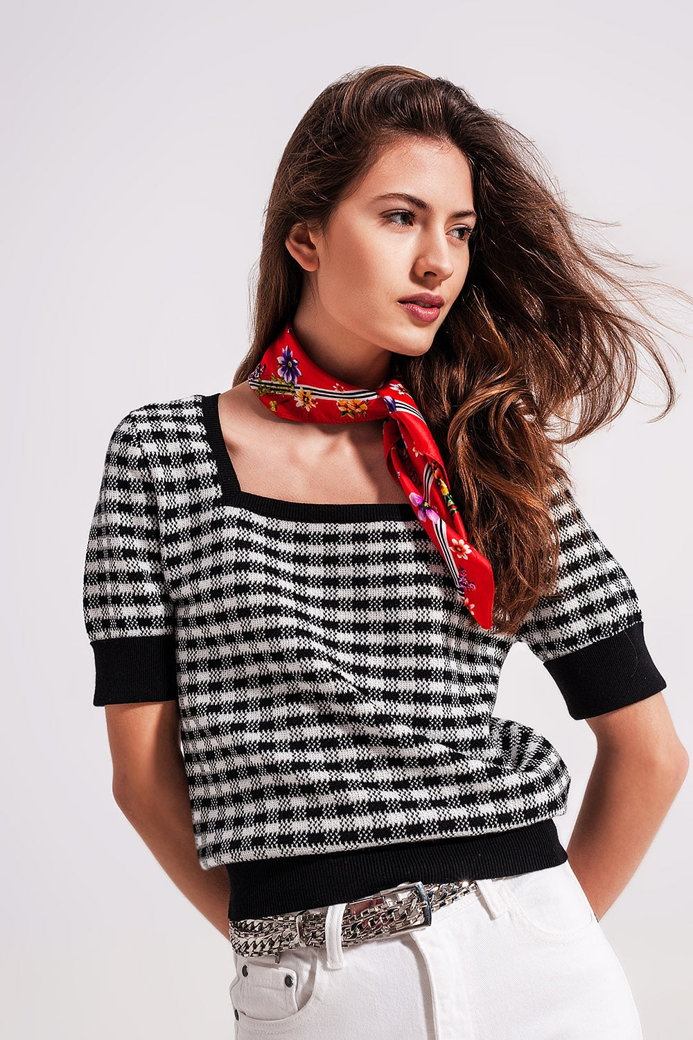 Jersey blanco y negro con escote cuadrado de punto mullido Q2