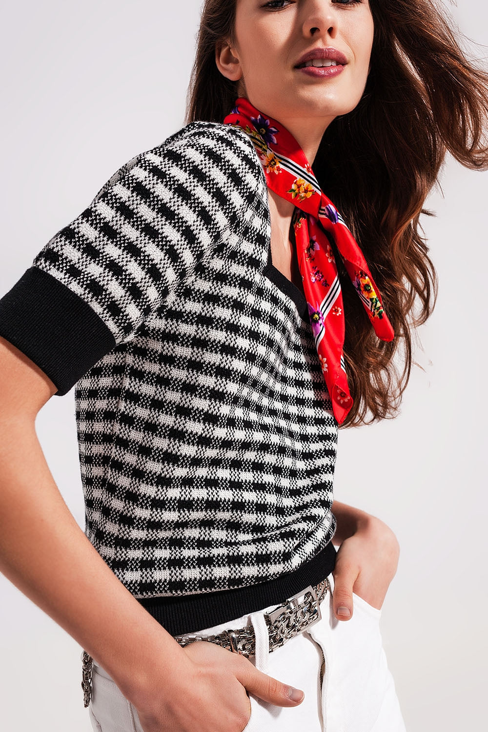 Jersey blanco y negro con escote cuadrado de punto mullido Q2