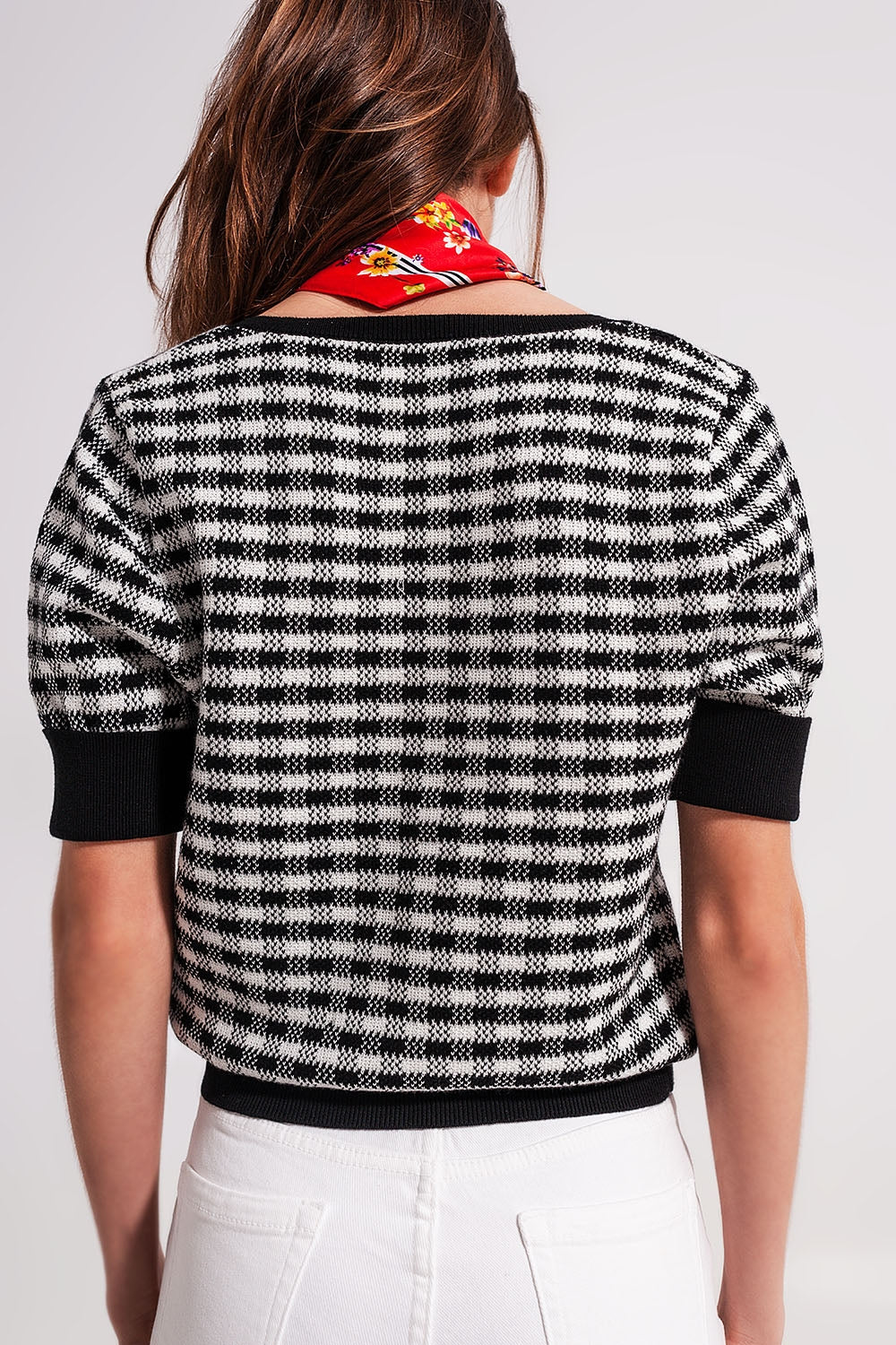 Jersey blanco y negro con escote cuadrado de punto mullido Q2