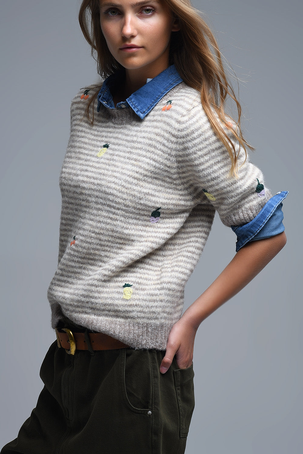 Q2 Jersey bordado de manga corta a rayas beige