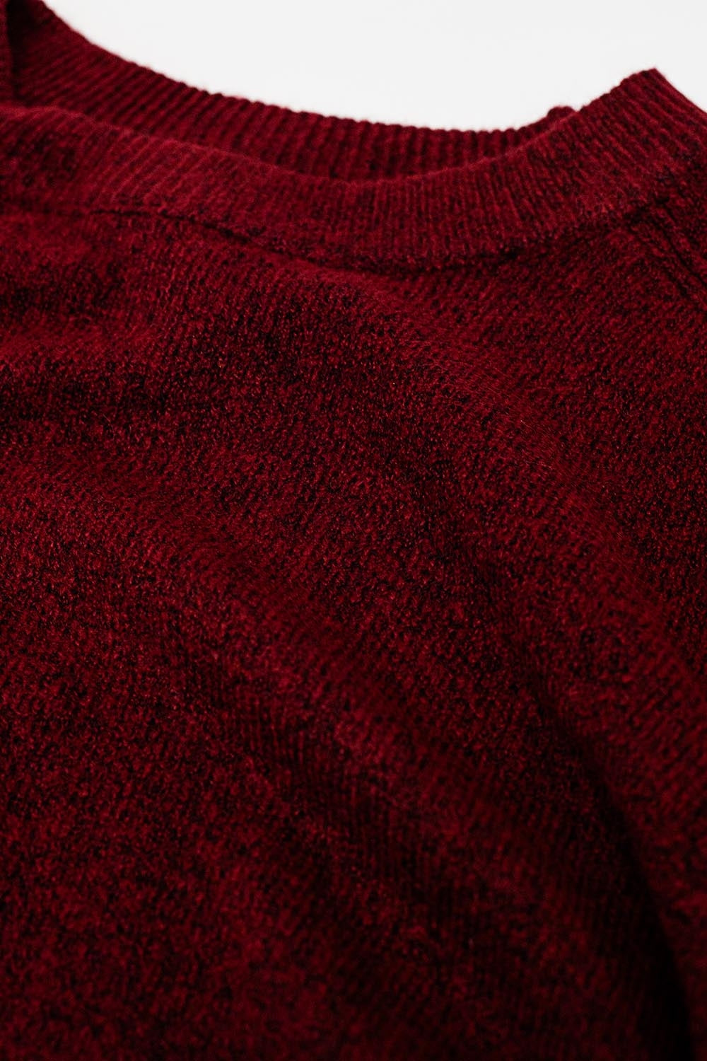 Jersey burdeos de cuello redondo con detalle de costura en la manga Q2