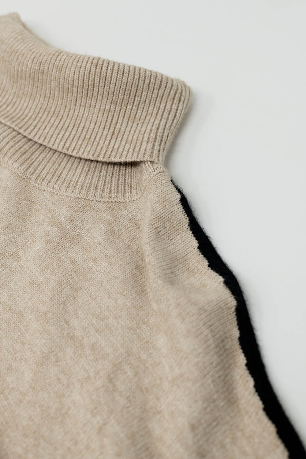Jersey camel de cuello alto con raya lateral negra Q2