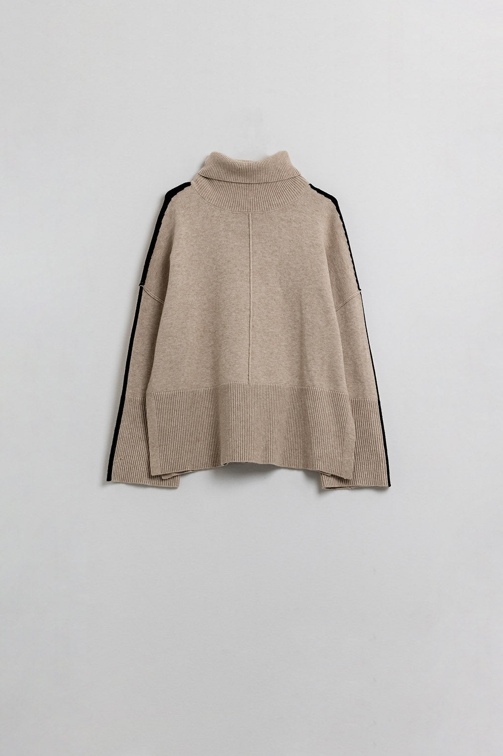 Jersey camel de cuello alto con raya lateral negra Q2