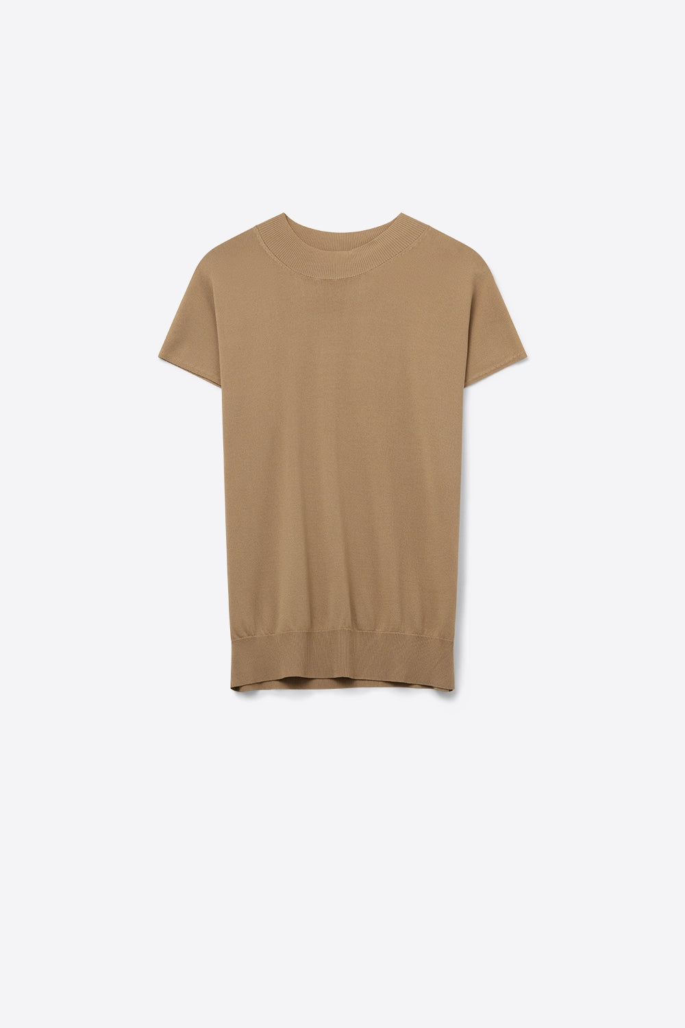 Q2 Jersey camel de cuello alto y manga corta entallada