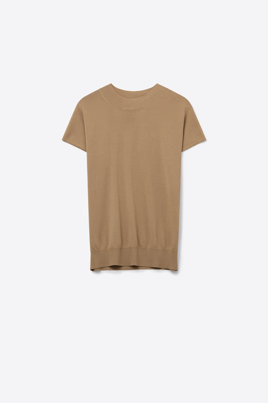 Q2 Jersey camel de cuello alto y manga corta entallada
