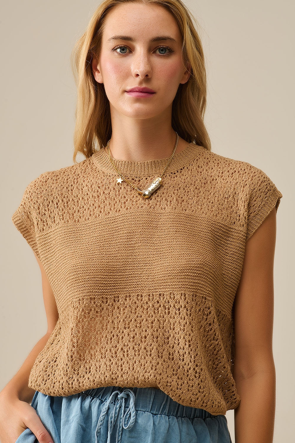 Jersey camel de suave punto abierto y mangas caídas Q2