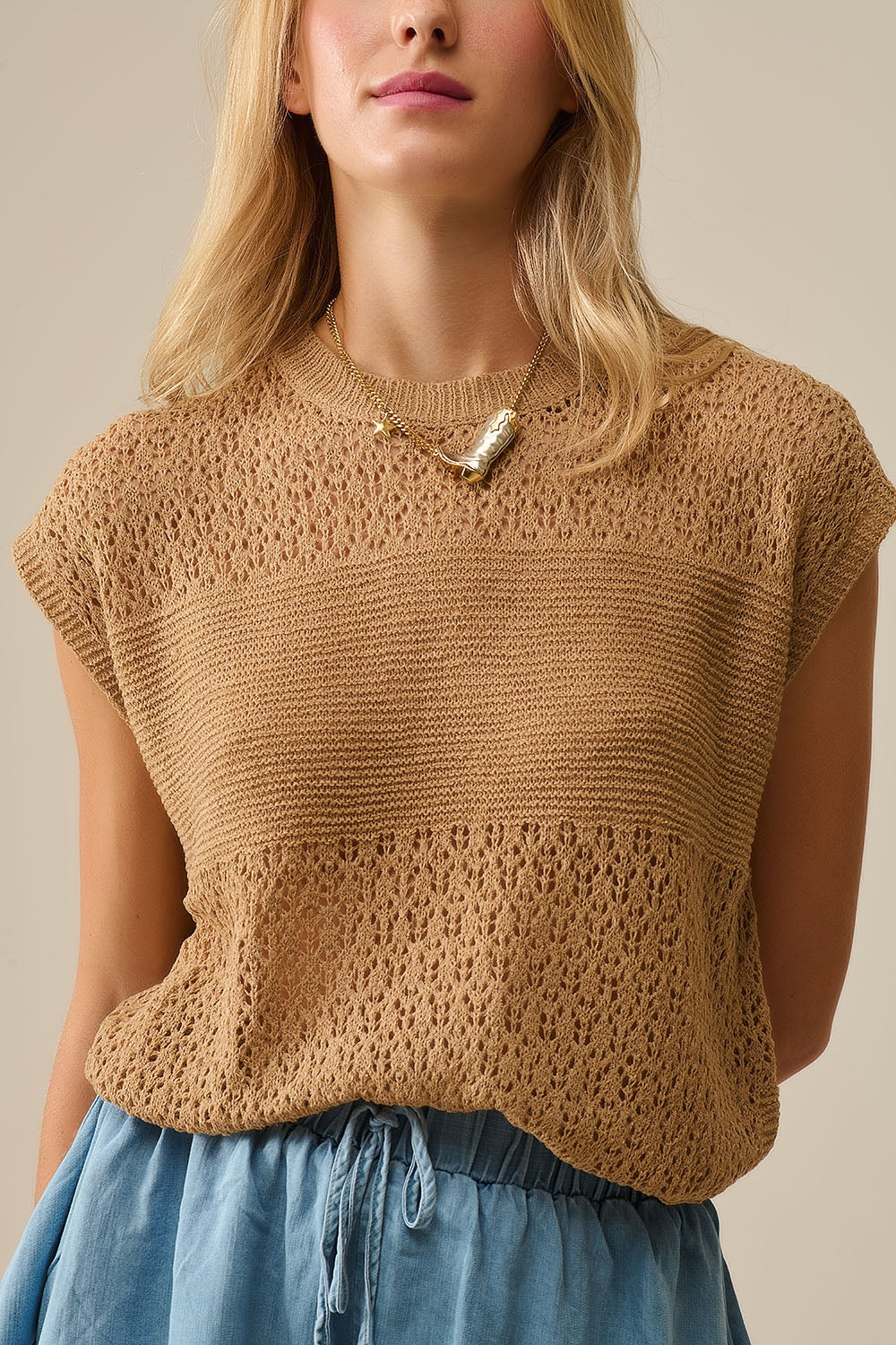 Jersey camel de suave punto abierto y mangas caídas Q2