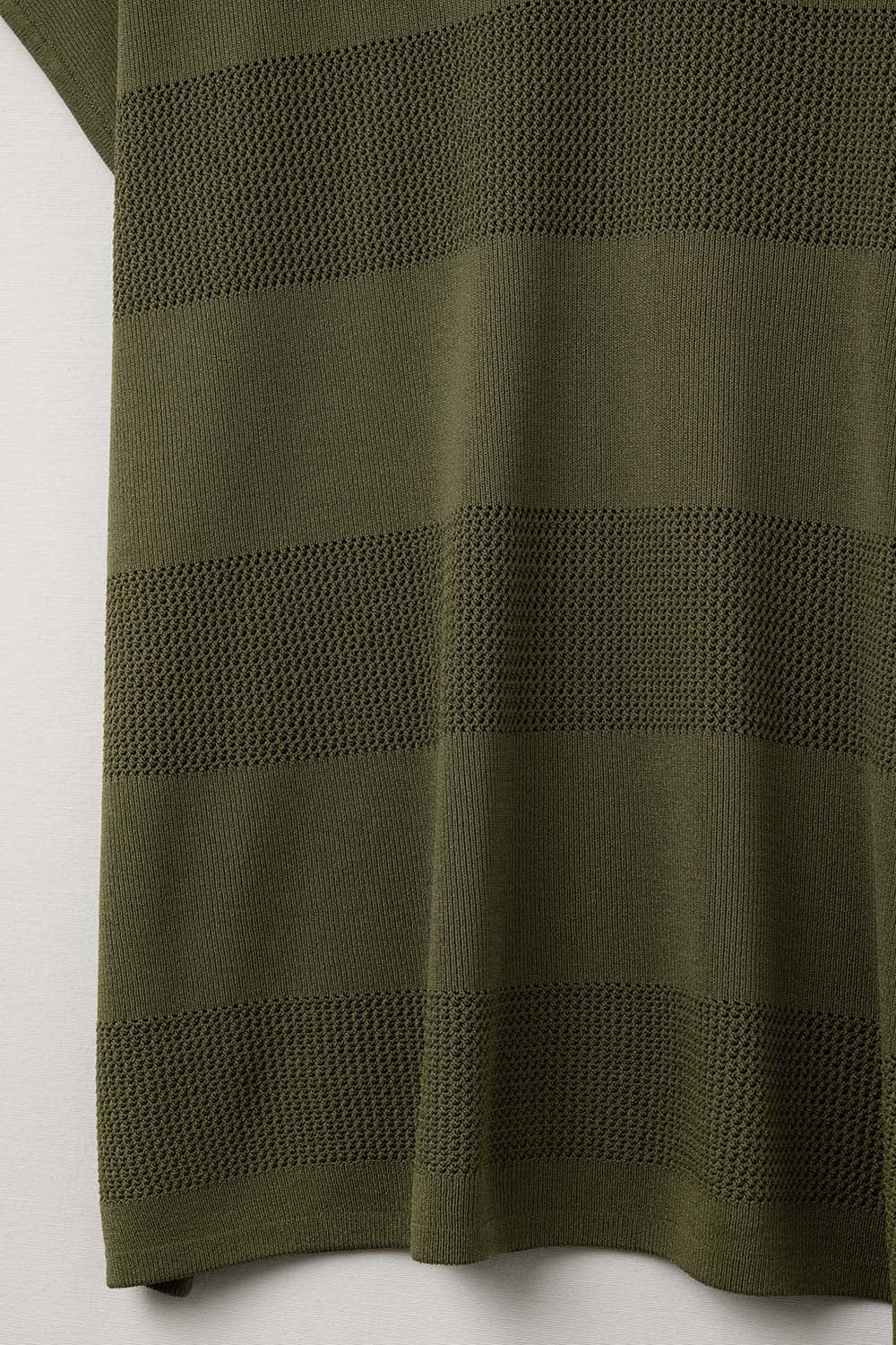 Jersey caqui de punto con cuello en V y detalle de punto abierto Q2