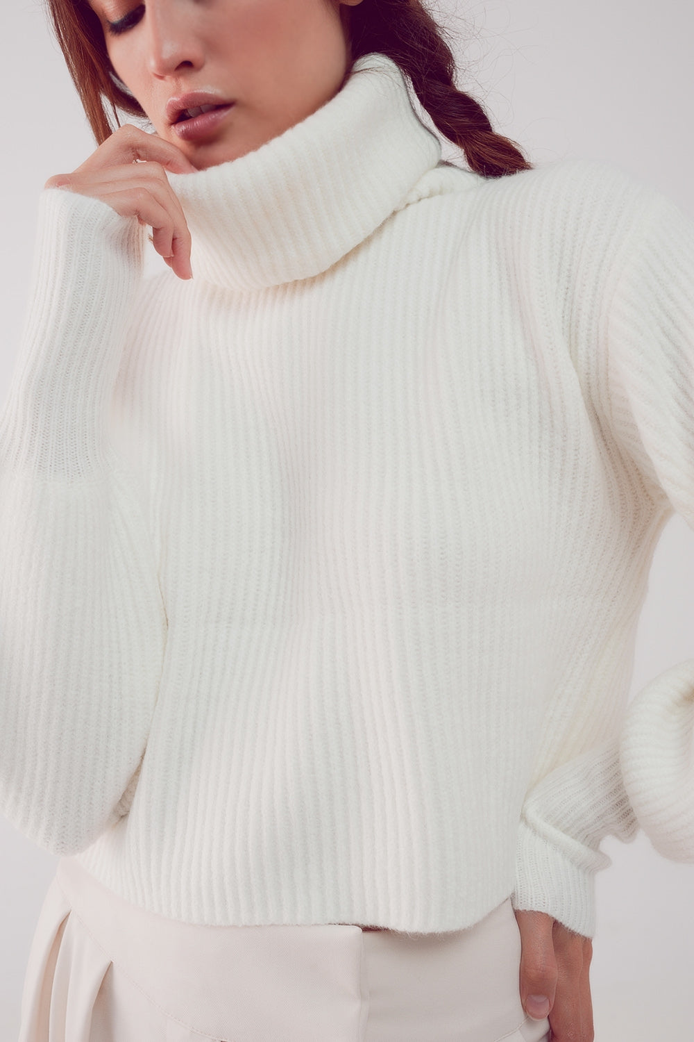 Q2 Jersey color crema de cuello alto con manga globo