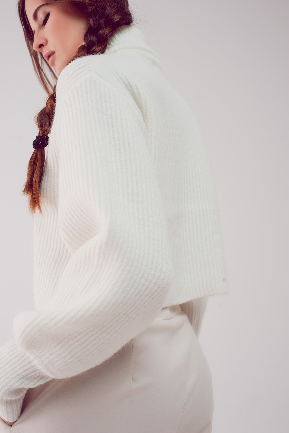 Jersey color crema de cuello alto con manga globo Q2
