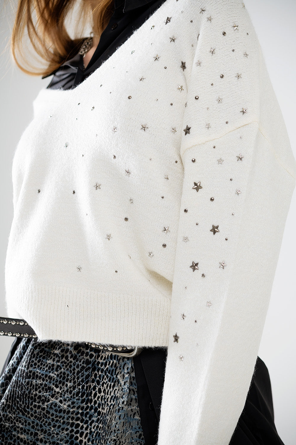 Jersey con cuello de pico adornado con estrellas metálicas Q2