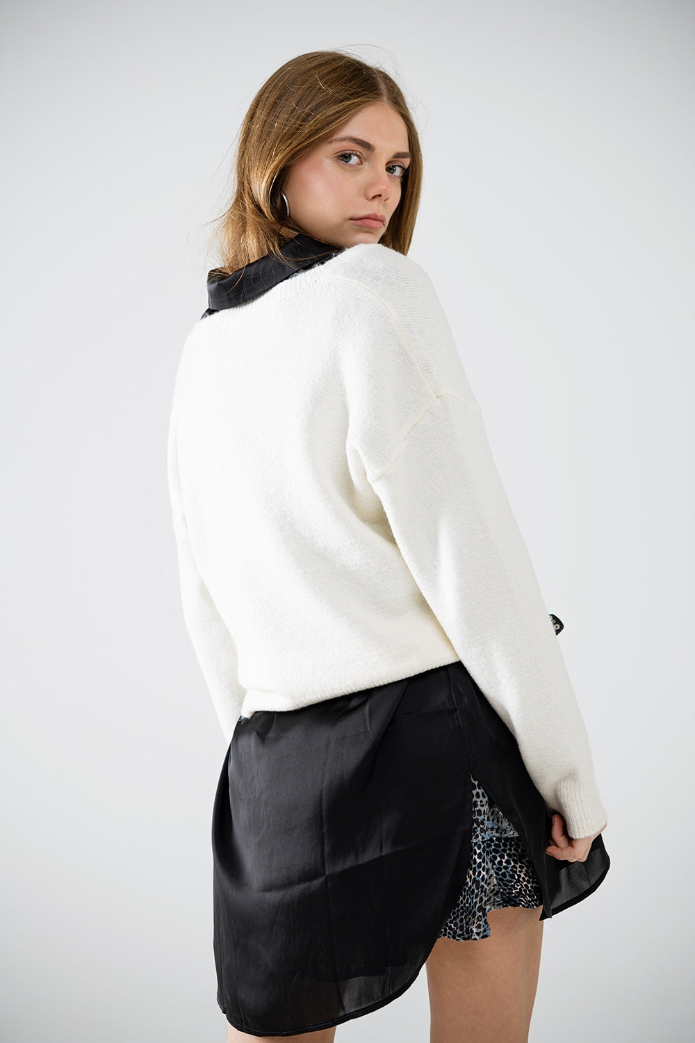 Jersey con cuello de pico adornado con estrellas metálicas Q2