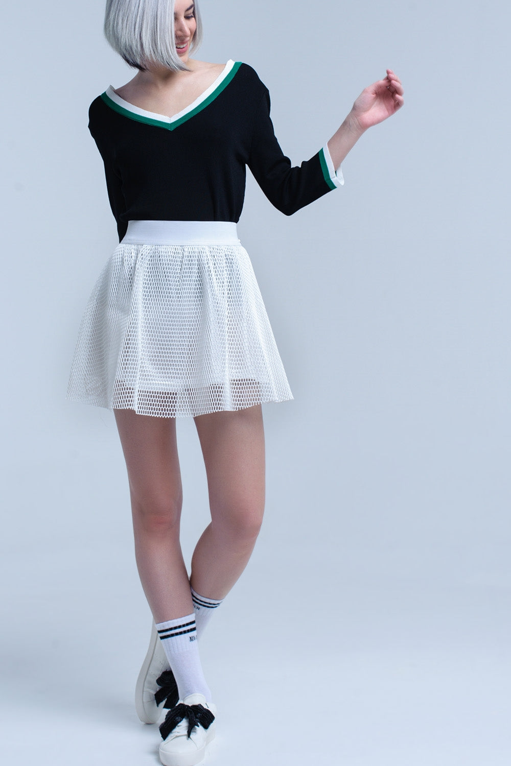 Jersey con cuello en V negro con ribete en contraste verde y blanco Q2