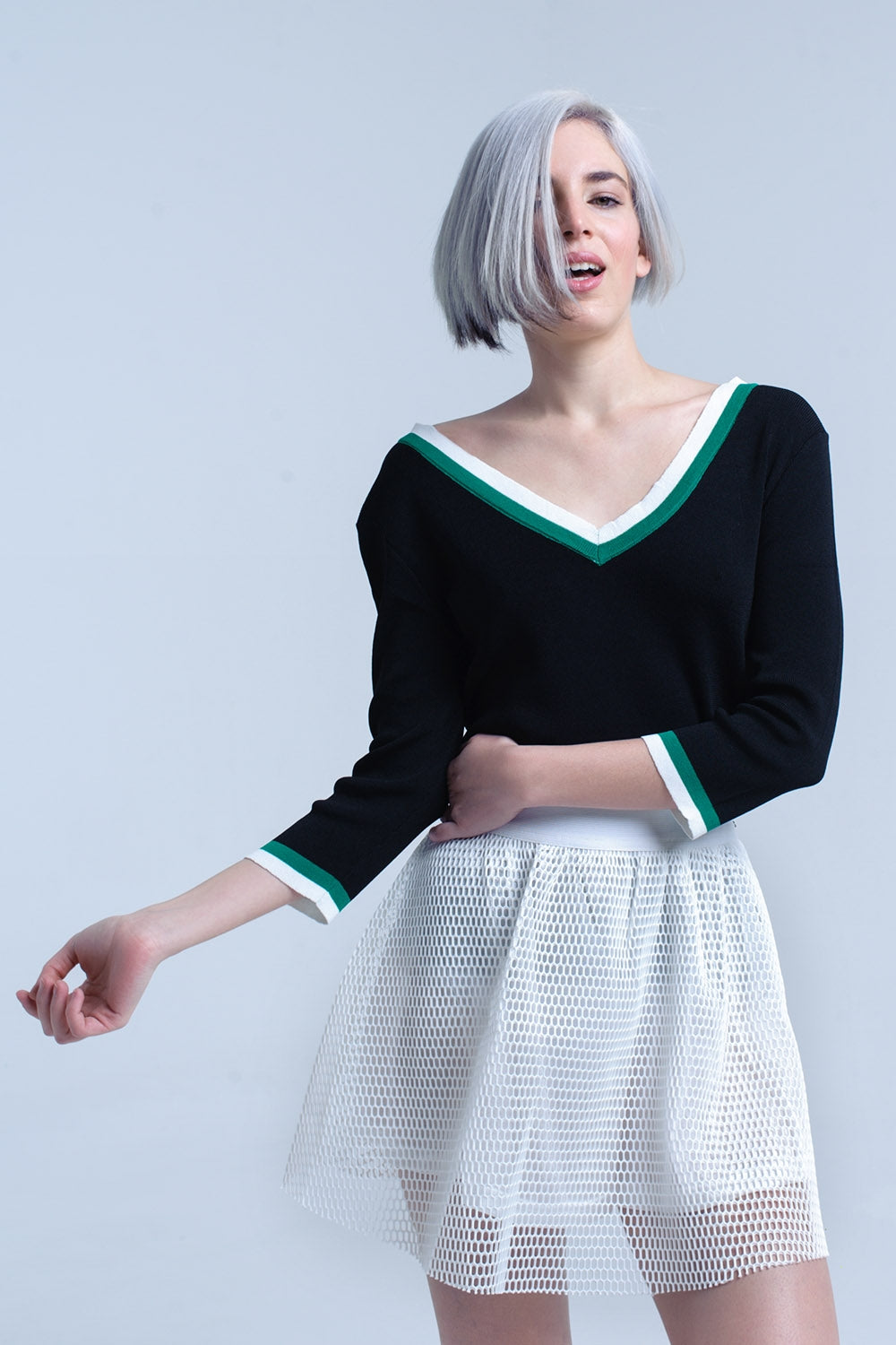 Jersey con cuello en V negro con ribete en contraste verde y blanco Q2