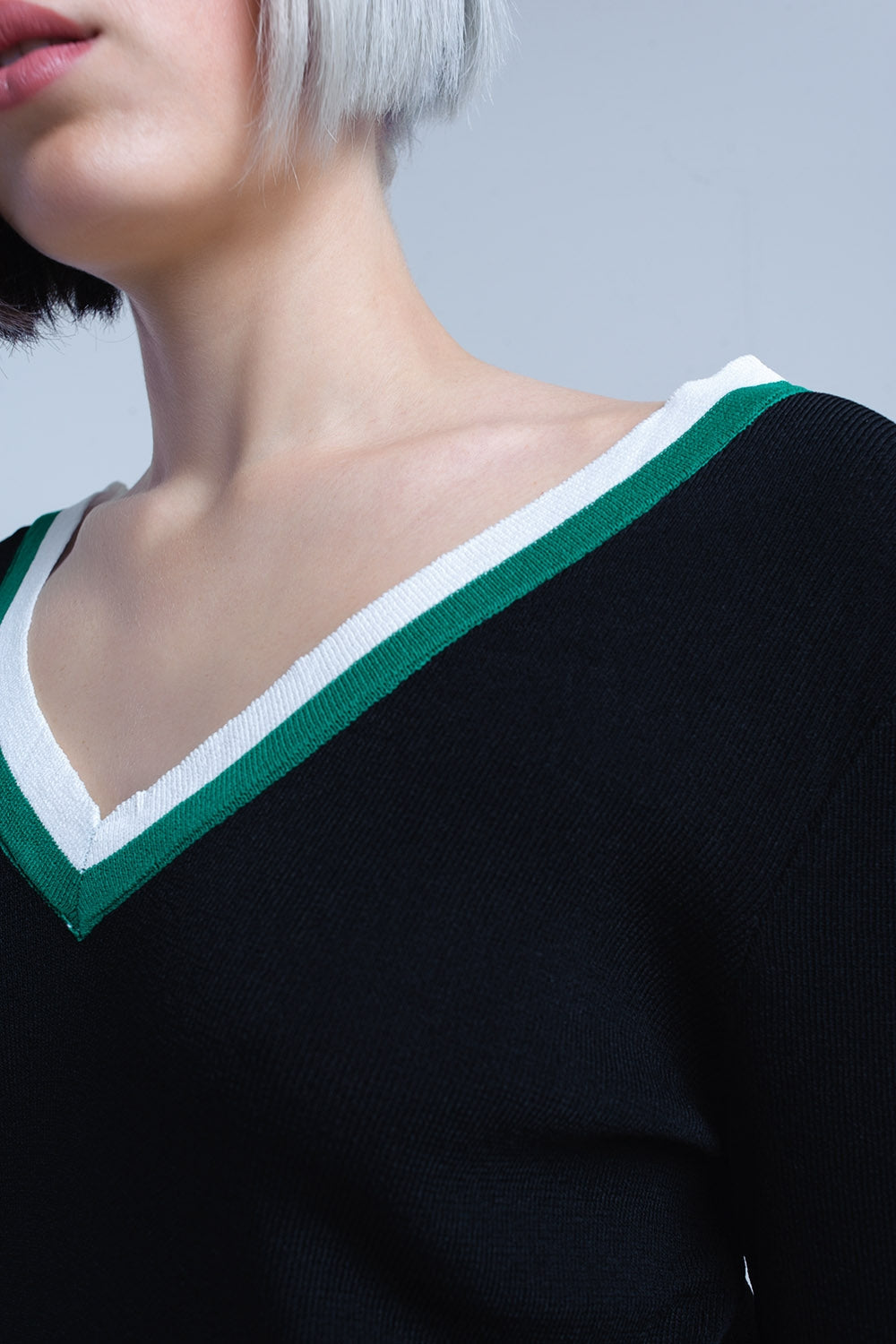 Jersey con cuello en V negro con ribete en contraste verde y blanco Q2