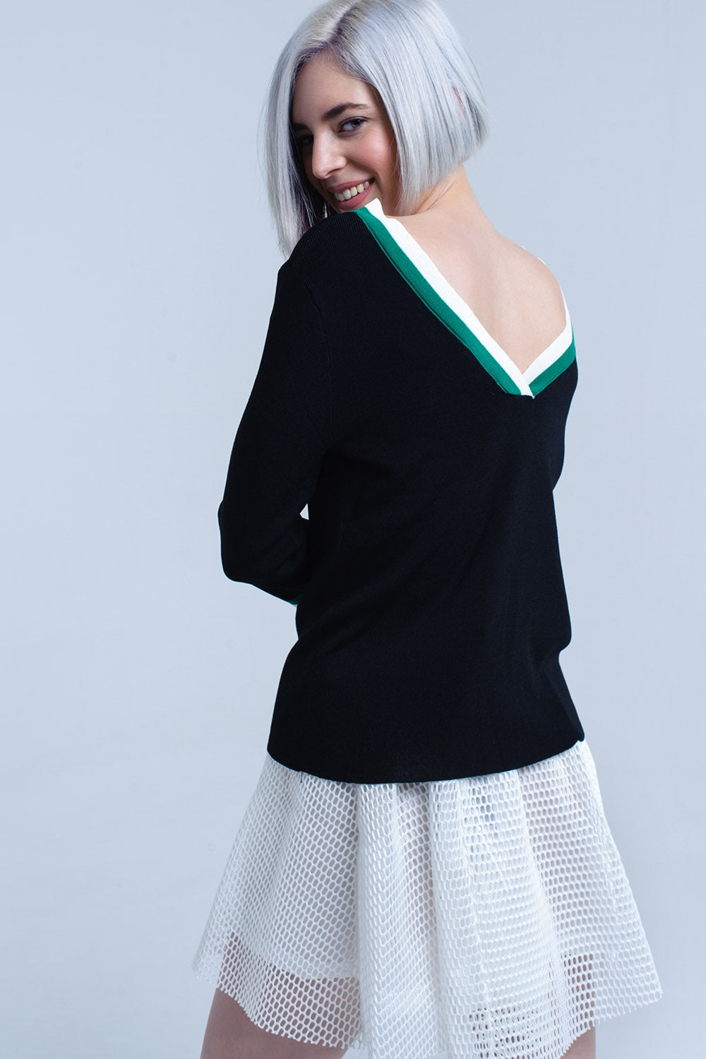 Jersey con cuello en V negro con ribete en contraste verde y blanco Q2