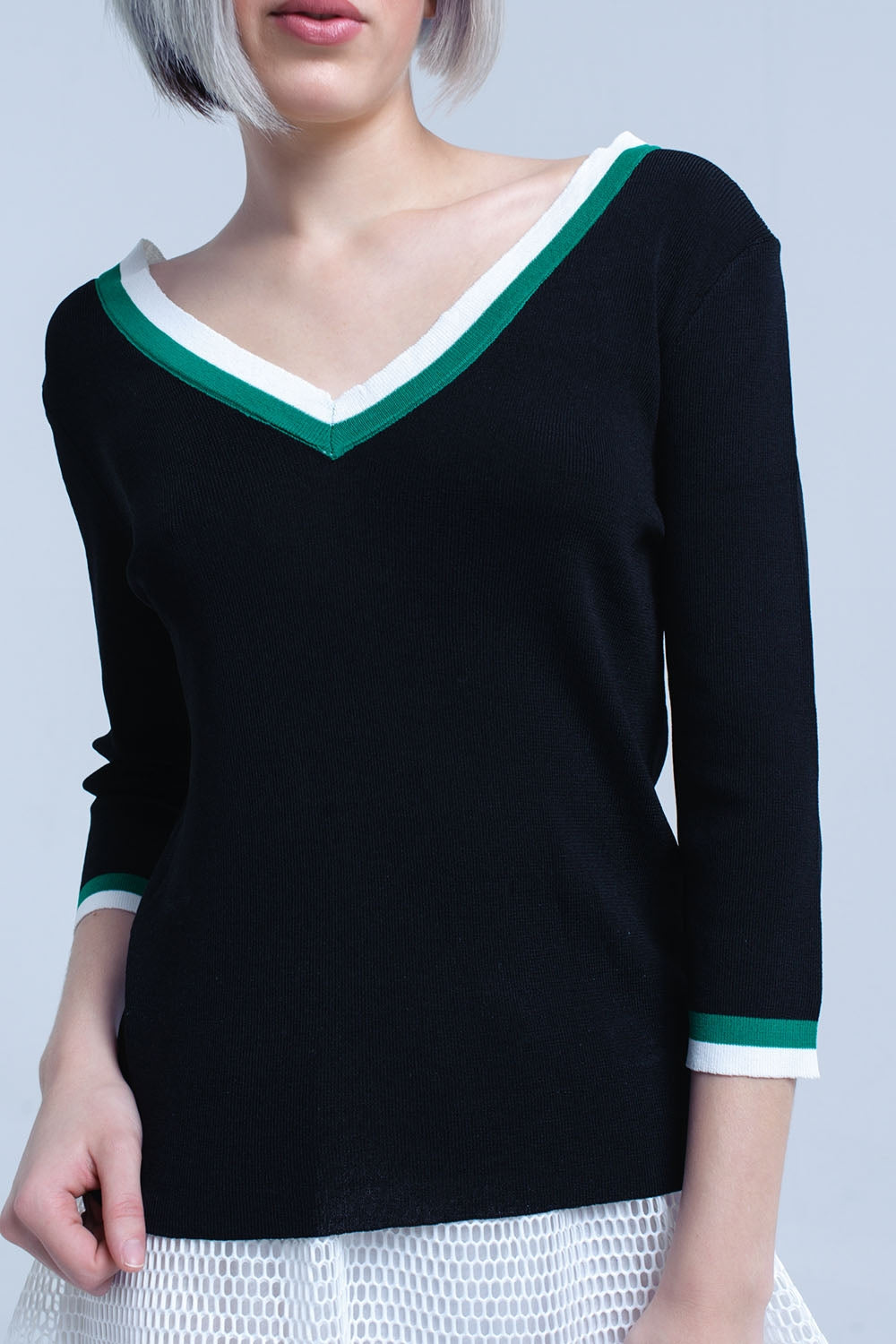 Jersey con cuello en V negro con ribete en contraste verde y blanco Q2