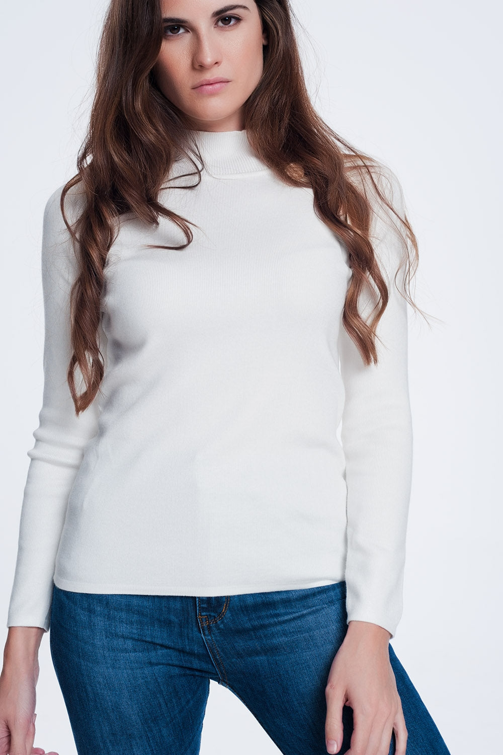 Jersey con cuello vuelto y botones dorados en tono crema Q2