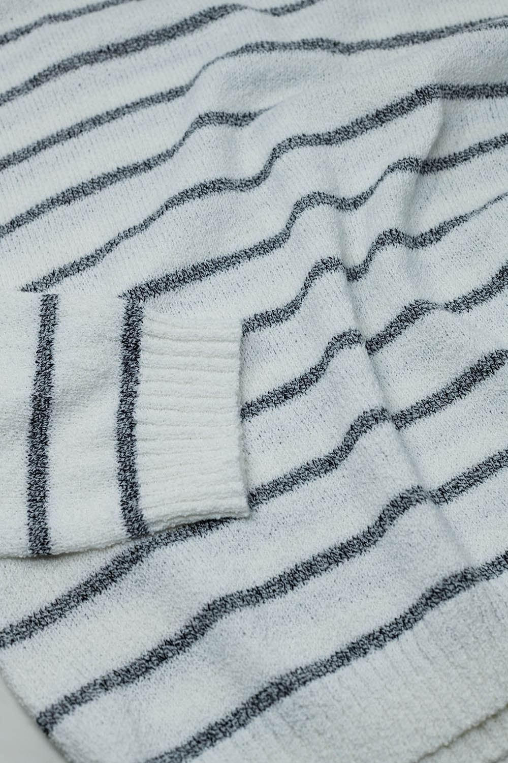 Jersey con hombros caídos en blanco con rayas grises Q2