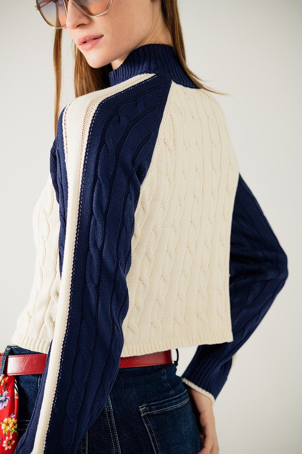 jersey corto blanco y azul marino con cremallera en el cuello Q2