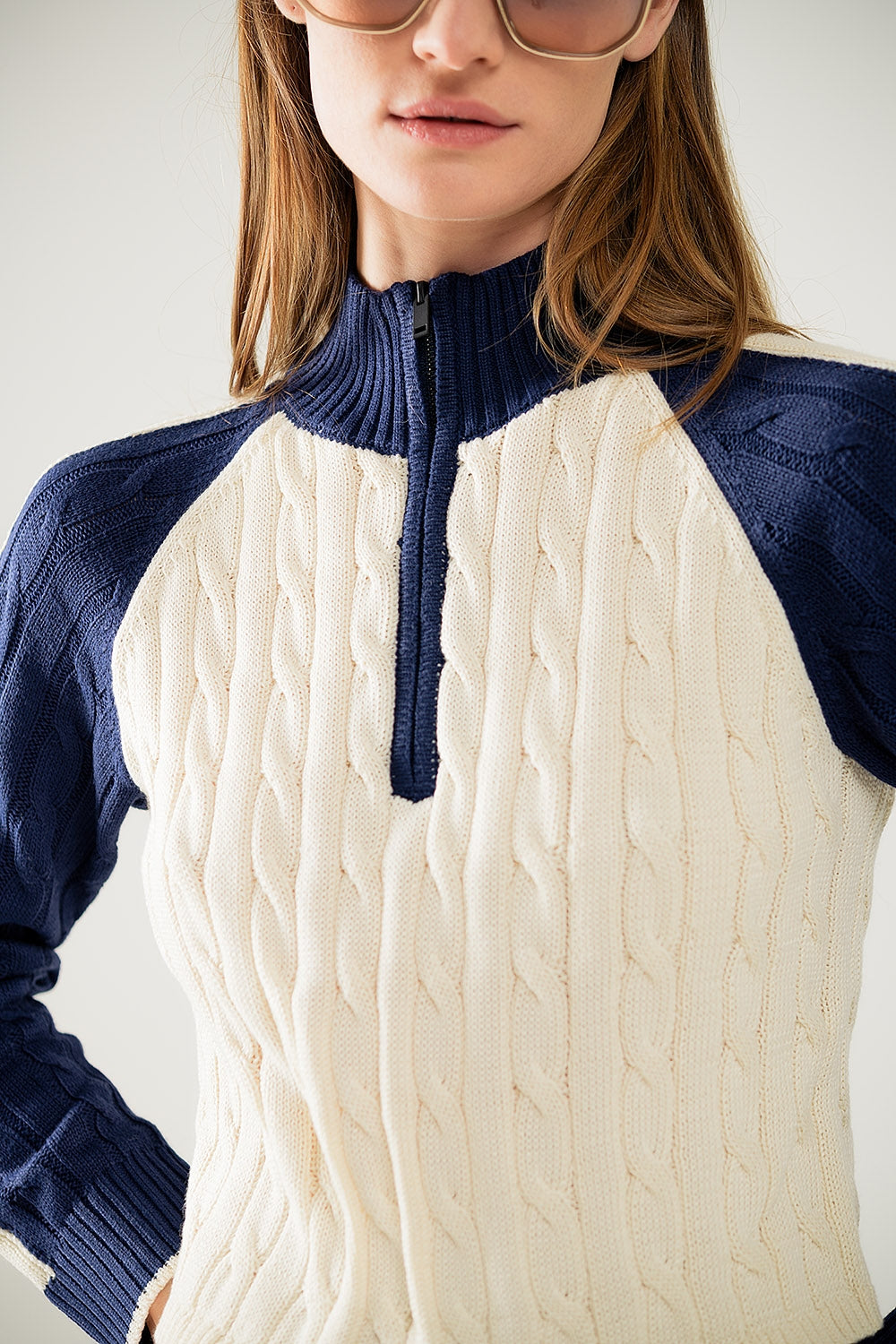 jersey corto blanco y azul marino con cremallera en el cuello Q2