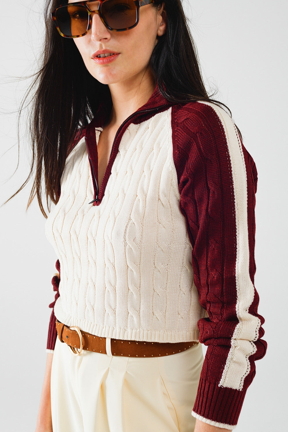 jersey corto blanco y burdeos con cremallera en el cuello Q2
