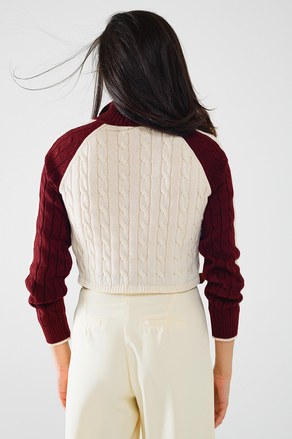 jersey corto blanco y burdeos con cremallera en el cuello Q2