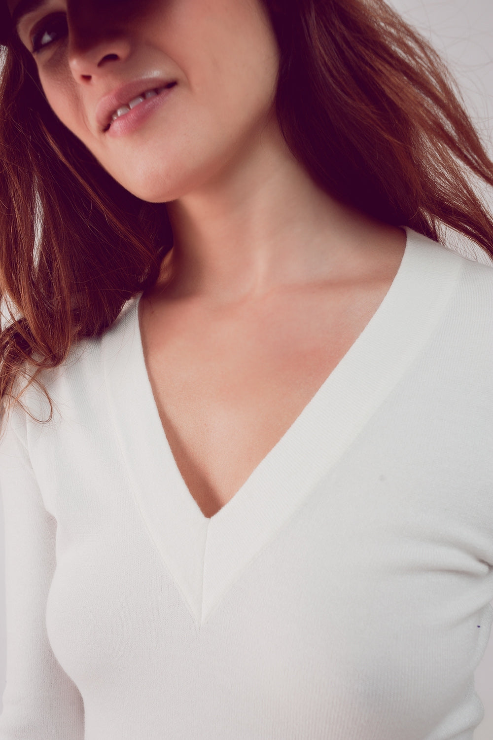Jersey crema con escote V de punto fino Q2