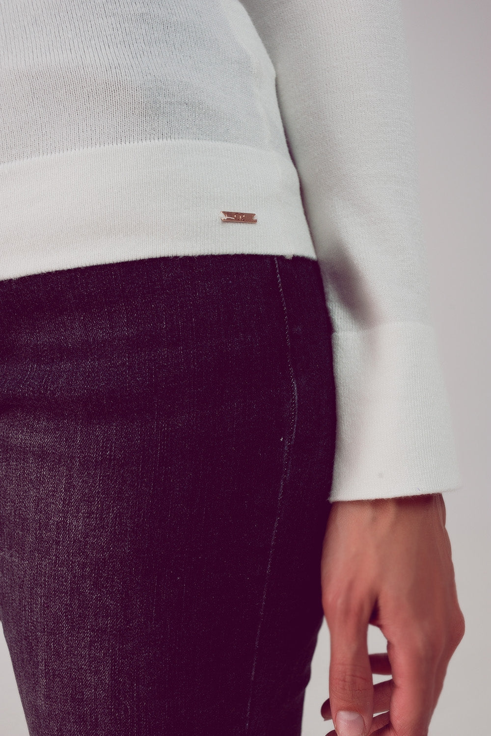 Jersey crema con escote V de punto fino Q2