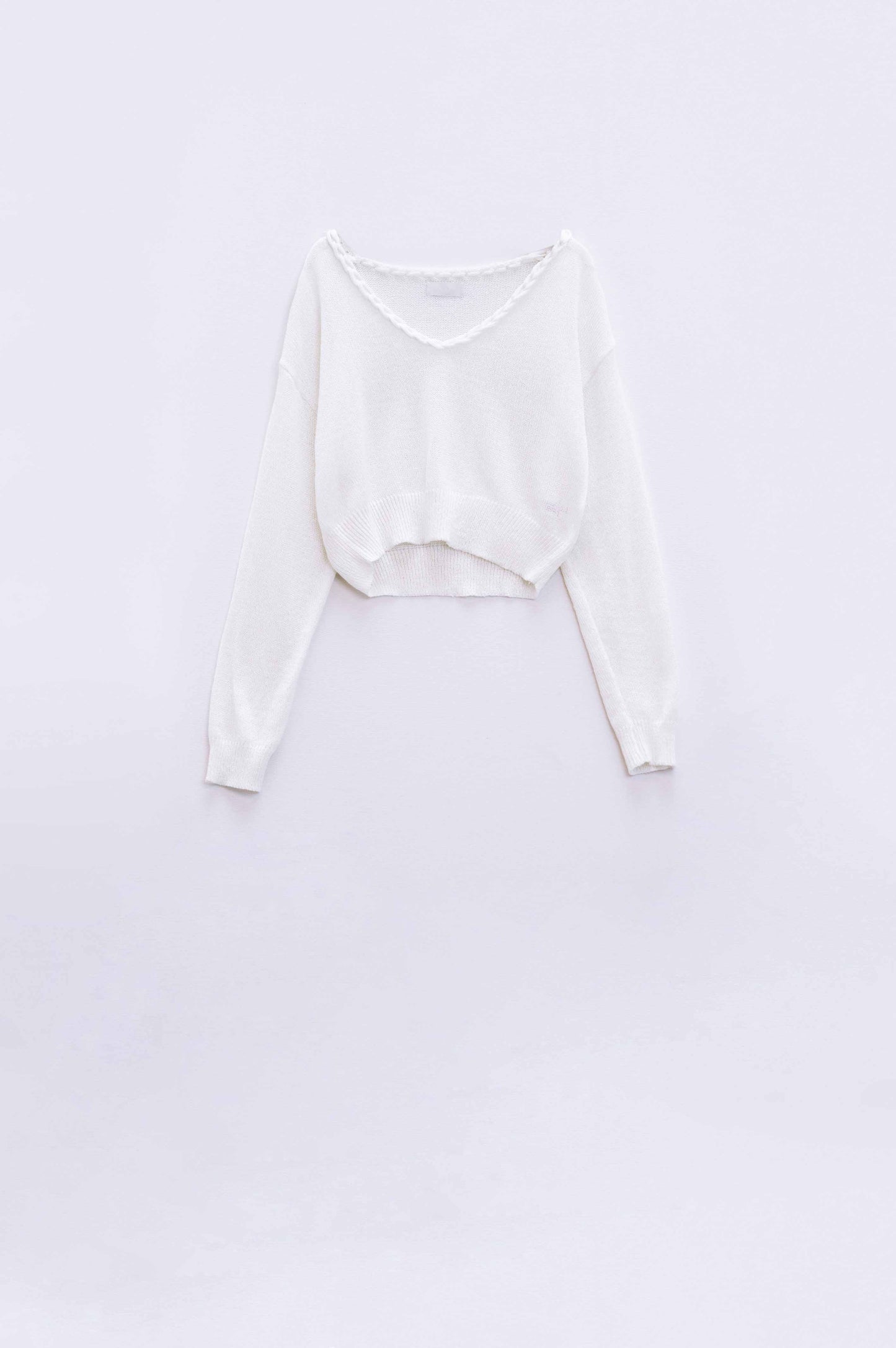 Q2 Jersey crema cuello pico ancho con detalle trenzado