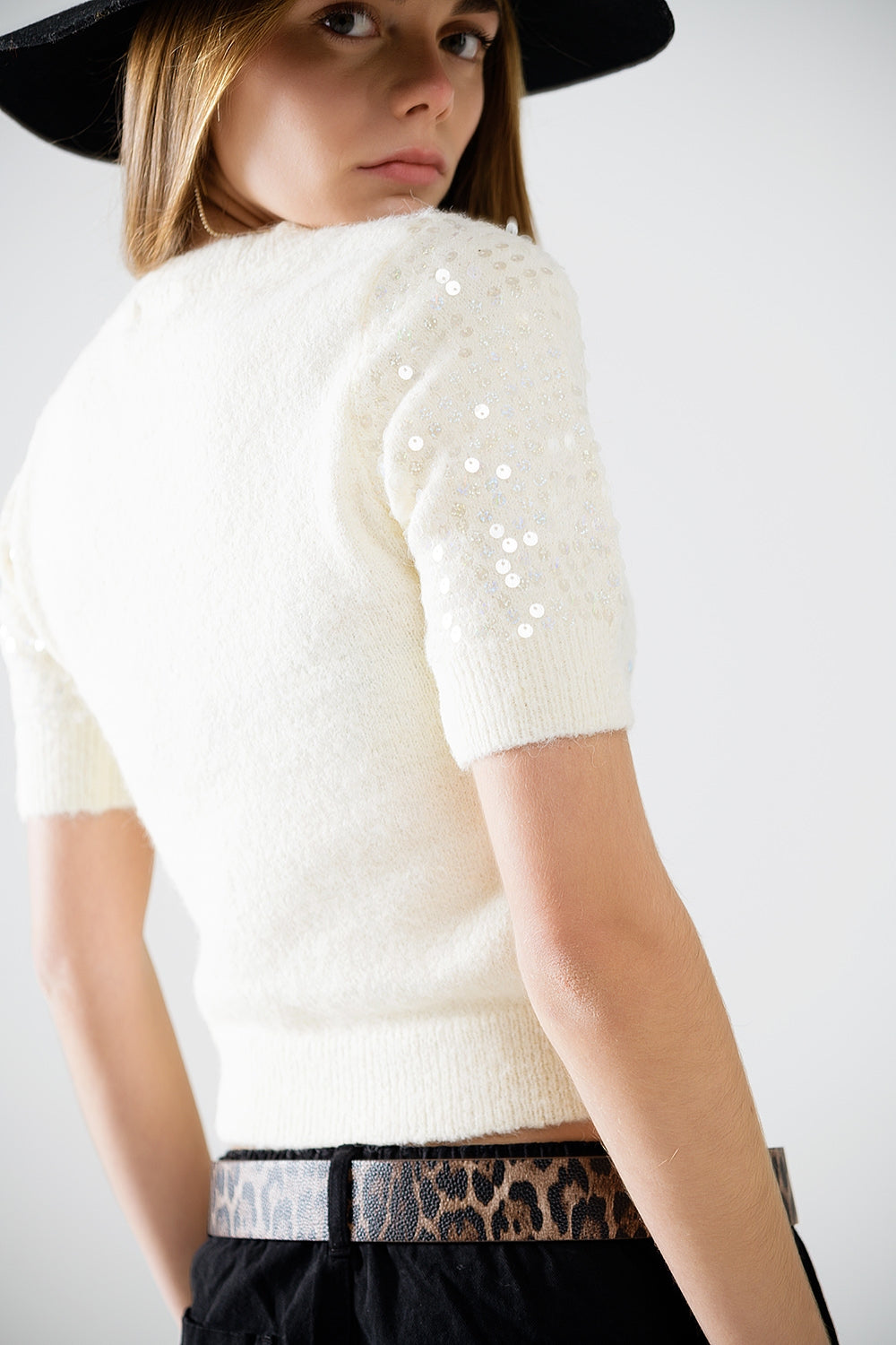 Jersey crema de lentejuelas y manga corta Q2